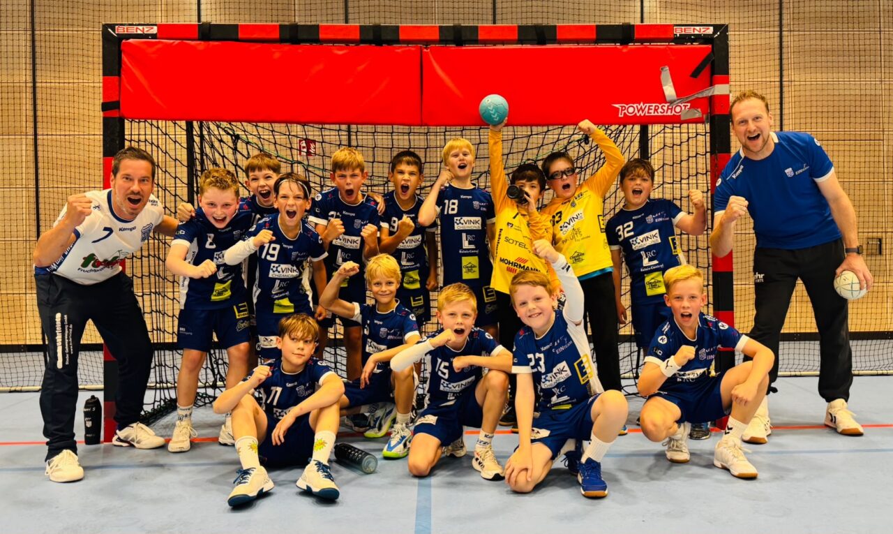 Junge Handballmannschaft mit Trainern jubelt vor dem Tor in der Sporthalle, Teamfoto für Automatischer Entwurf